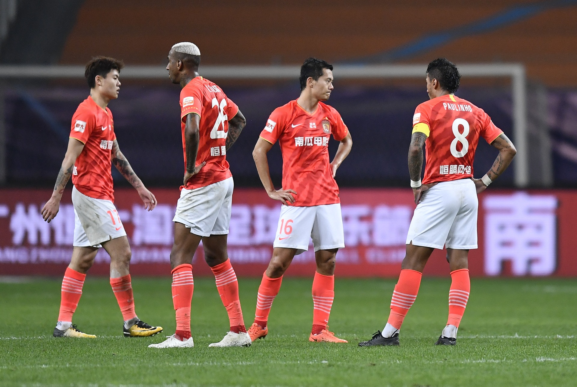 广州恒大主教练因病缺席，球队失去指挥